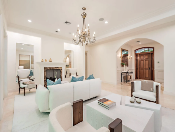 Luxury Vacation Residence in Palm Beach - Steps to Beach with Fire Place & Pool